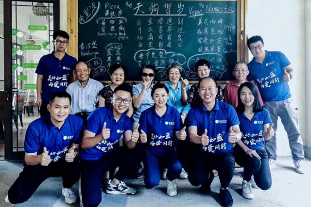 1528972720586894k6TW.jpg 蓝图与老人合影.jpg